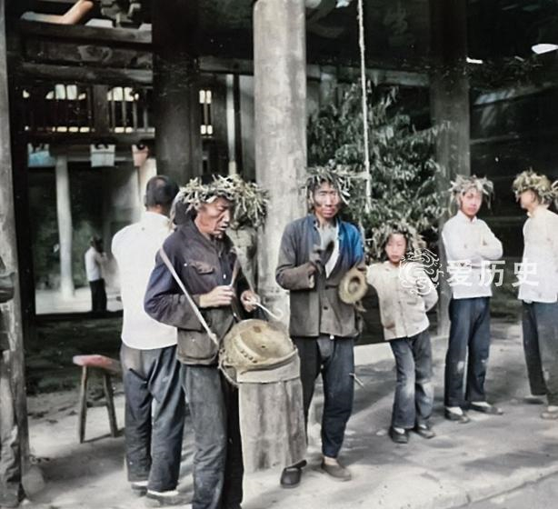 民国时求雨现场照 人们头戴柳圈拜的不是龙王 是义薄云天的关二爷