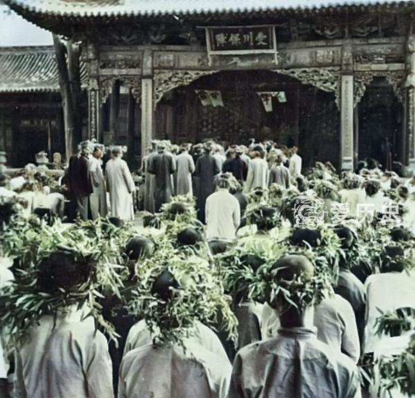 民国时求雨现场照 人们头戴柳圈拜的不是龙王 是义薄云天的关二爷