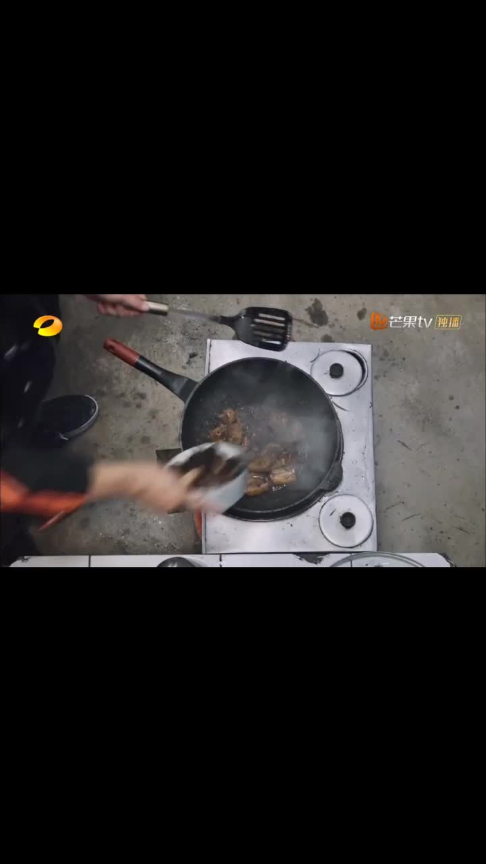 向往的生活:黄磊自制瓦罐煨排骨,张艺兴在一旁都吞口水了