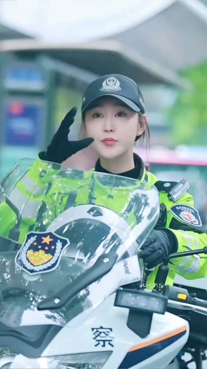 又遇到神仙颜值的铁骑小姐姐,她要出发去执勤啦.