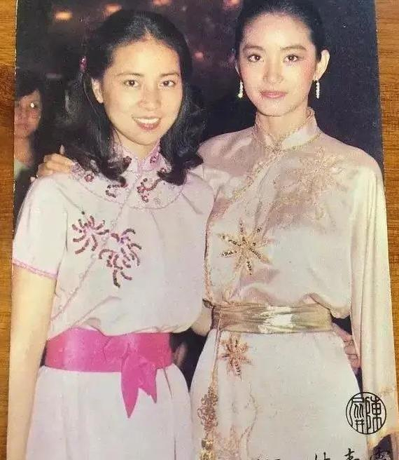 林凤娇年轻时居然这么美，一袭刺绣粉裙，同框林青霞也丝毫不输