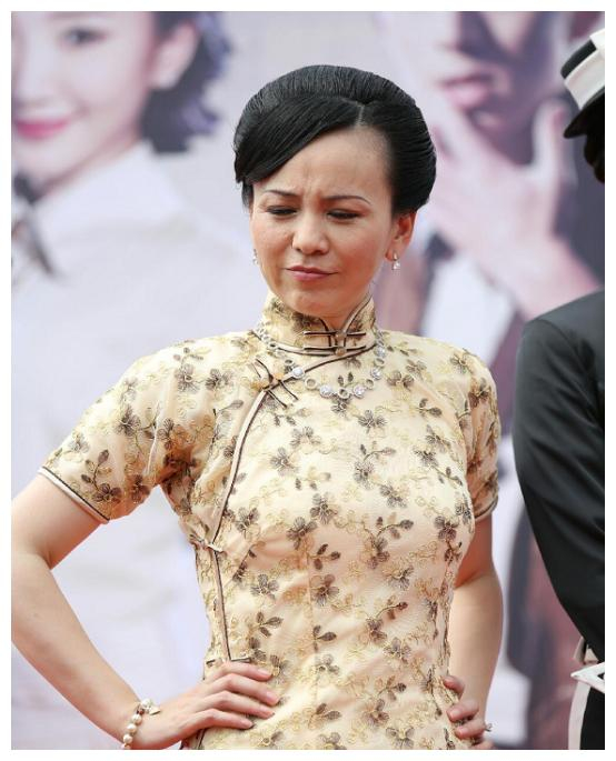 50岁王琳身材也太好了吧穿旗袍配盘发刚刚好比年轻人穿更惊艳