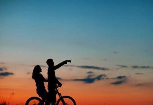 幸福的人儿是不是有人爱，钱有人给？