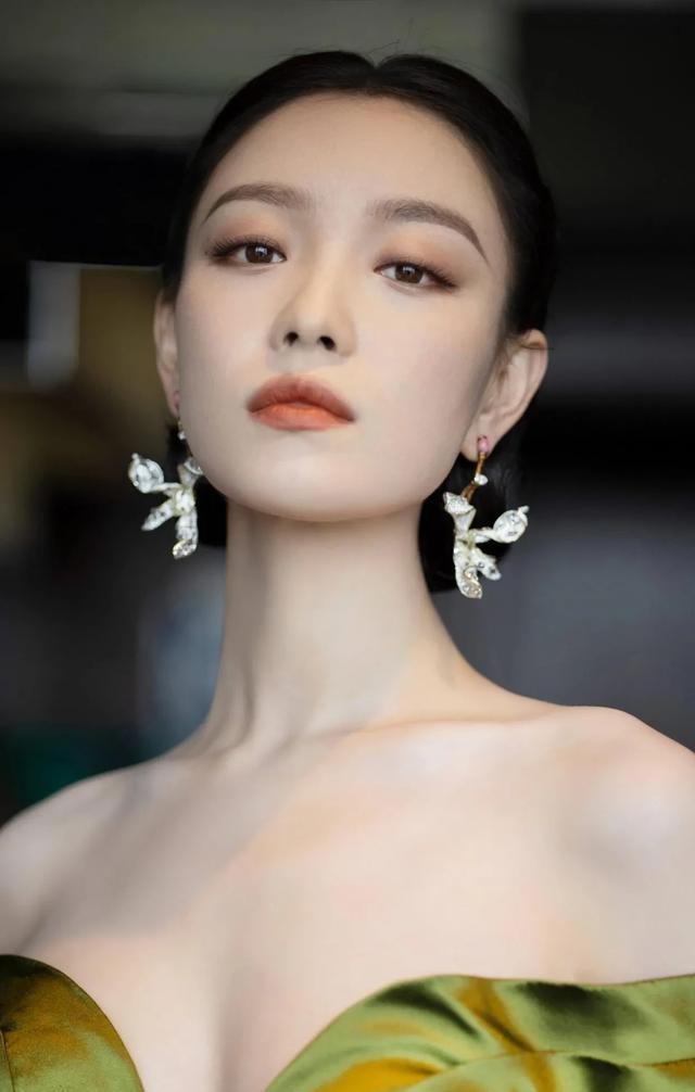 倪妮时尚大片展现绝美线条真人比上镜更漂亮引起网友热议