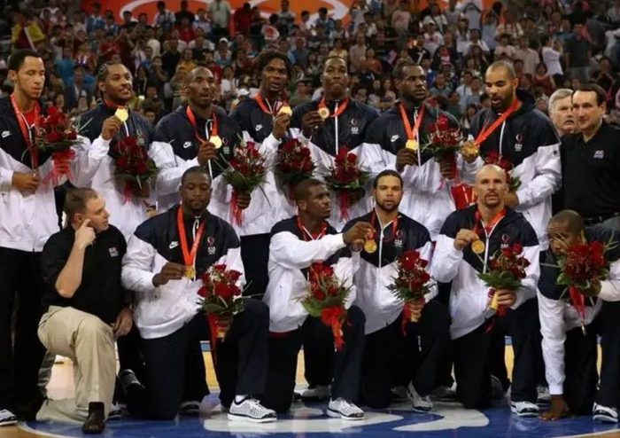 梦八队的阵容比肩梦一队,阵容豪华,保罗,韦德都担任替补