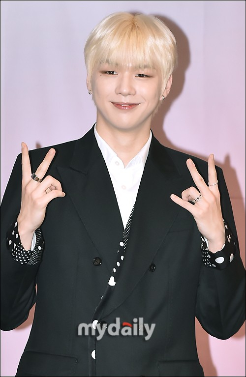韩国歌手姜丹尼尔首尔举行个人专辑发布会