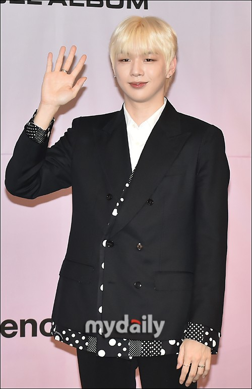 韩国歌手姜丹尼尔首尔举行个人专辑发布会
