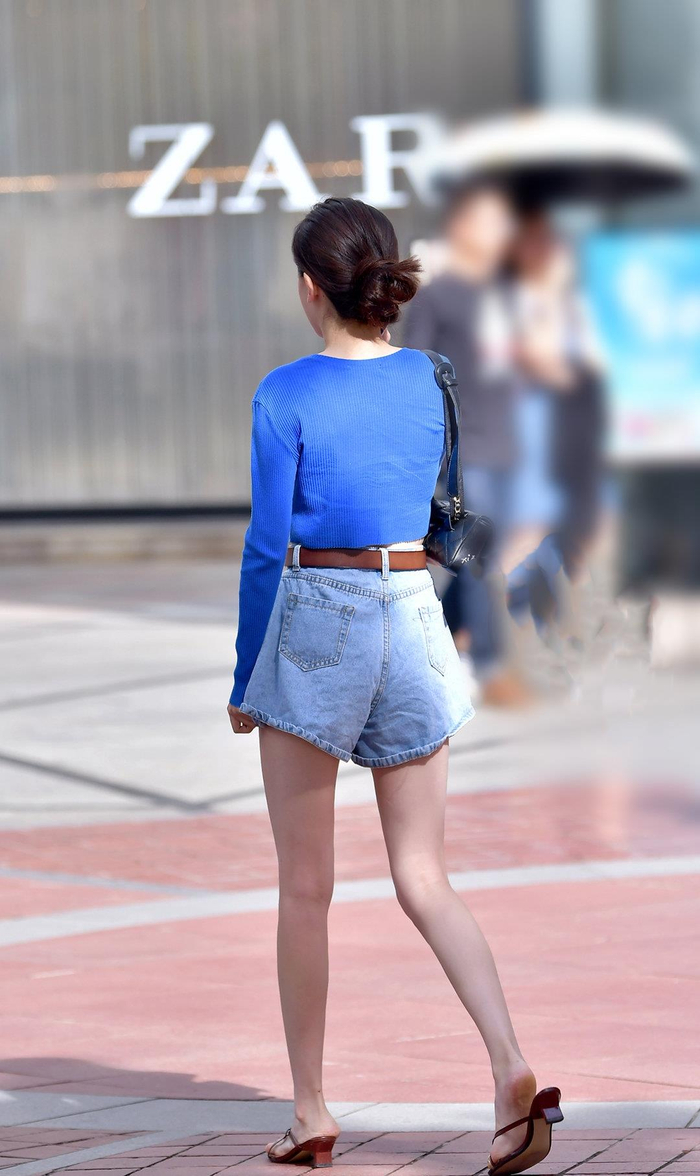 蓝色上衣搭配蓝色牛仔短裤,同色系穿搭,凸显职业气质