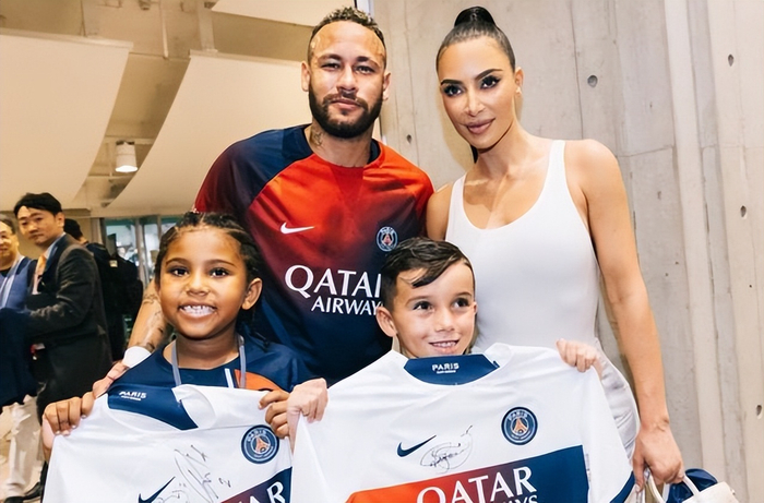 露香肩嘟香肠嘴金卡戴珊内马尔罕见合影42岁身材傲人百亿身家