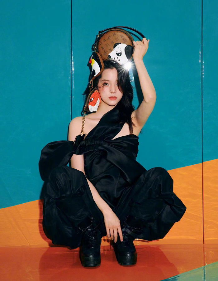 欧阳娜娜身着lv24早秋女装系列登上红秀grazia 五月刊封面