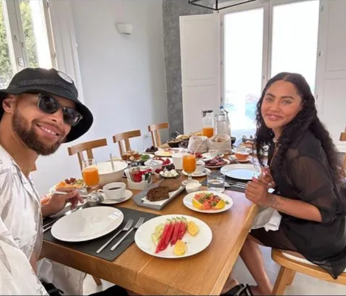 库里和娇妻晒亲密照!