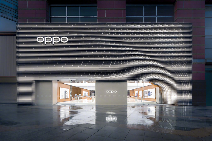 除了产品力是第一要素之外,oppo在线下门店与服务方面也进行了全新