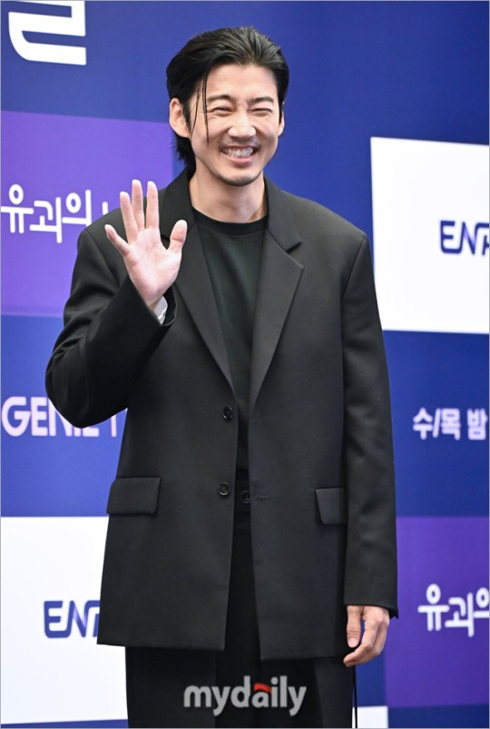 尹启相等艺人出席新剧《诱拐之日》发布会