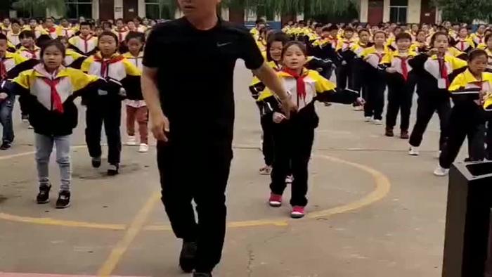 网红校长带领着萌娃们跳舞了，网友：校长，可以开个舞会了