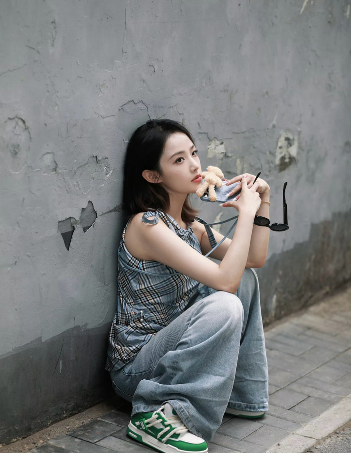 吴佳怡日常造型,蓝色格子修身裙搭配牛仔裤,百搭又时尚__财经头条