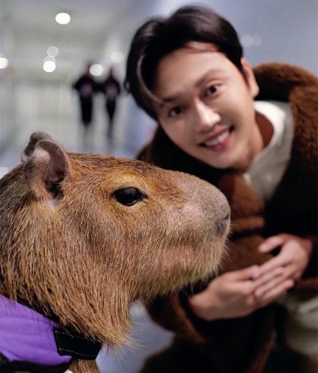 德云社孟鹤堂女装照被晒,与宋丹丹剧照神似,引起网友热议