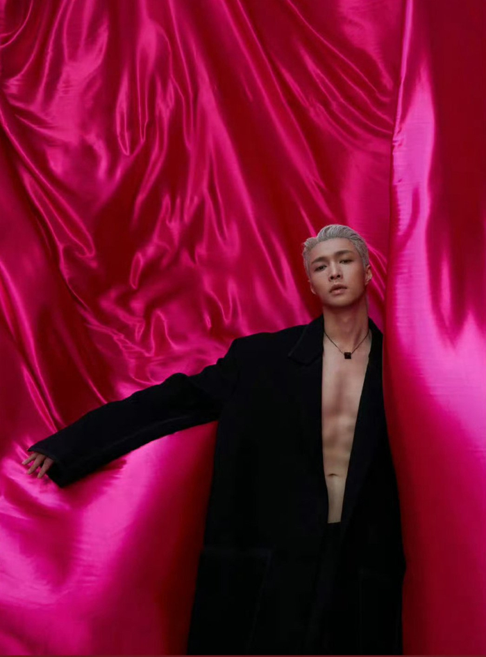 盘点一波男明星深v真空西装造型,欲语还休的性张力才最撩人__财经头条