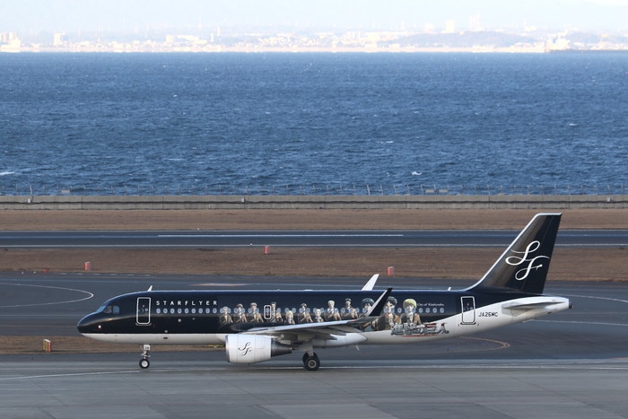 日本星空飞行航空进击的巨人涂装飞机从中部国际机场起飞