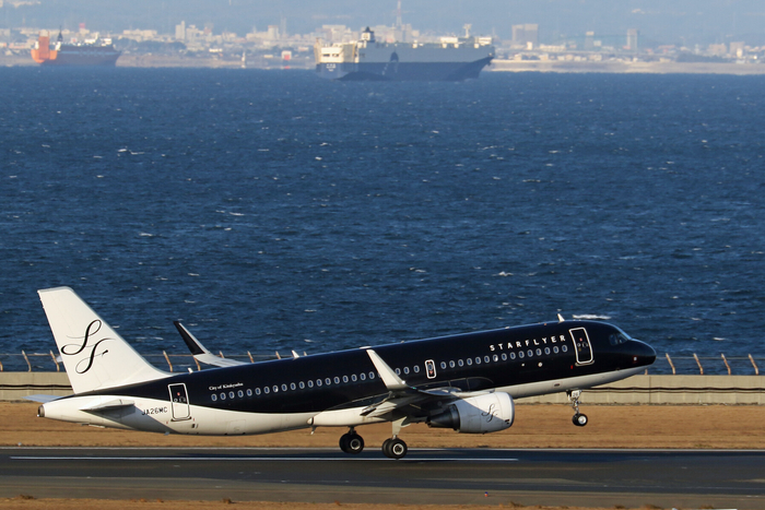 日本星空飞行航空进击的巨人涂装飞机从中部国际机场起飞