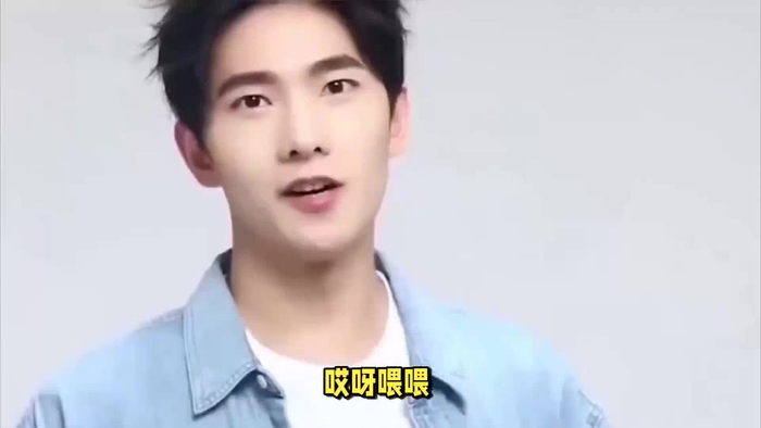 杨洋病倒入院医生连续叮嘱走路靠拐杖经纪人全程陪伴