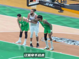 CBA罕见一幕！辽篮“牵手战术”放倒麦基，三届冠军中锋太狼狈