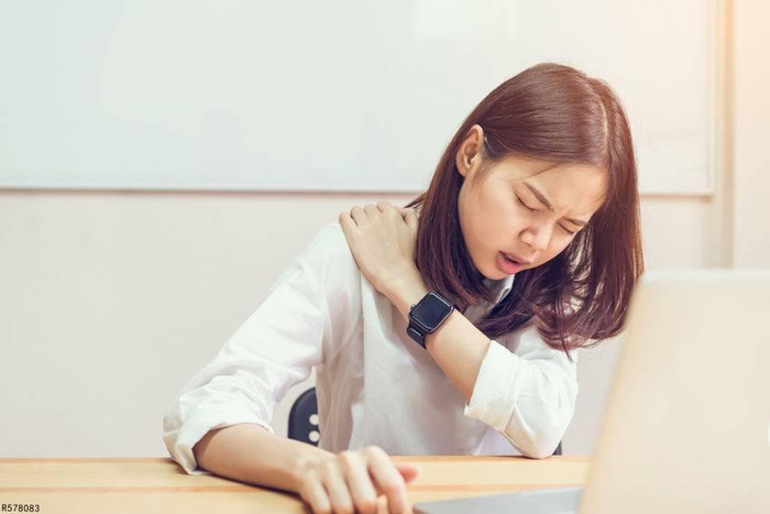 睡觉落枕脖子一动就疼想要减轻痛苦不妨试试这4招