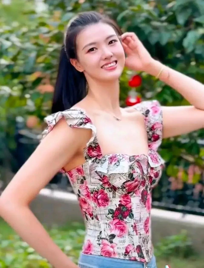 国手现身做代言,王媛媛坦言爱女王座驾!袁心玥训练首次扣球得分