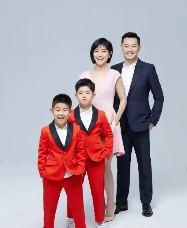 沙溢胡可一家四口在商场共度周末,网友热议幸福生活|胡可|沙溢|一家四