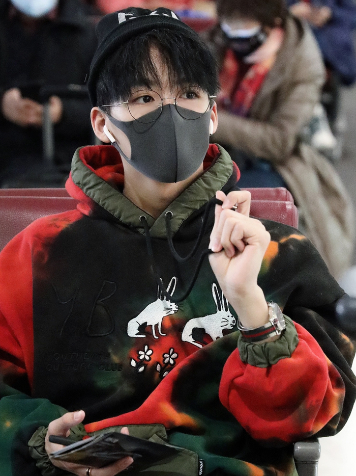 肖战和何洛洛同样搭配黑色毛线帽你更喜欢谁