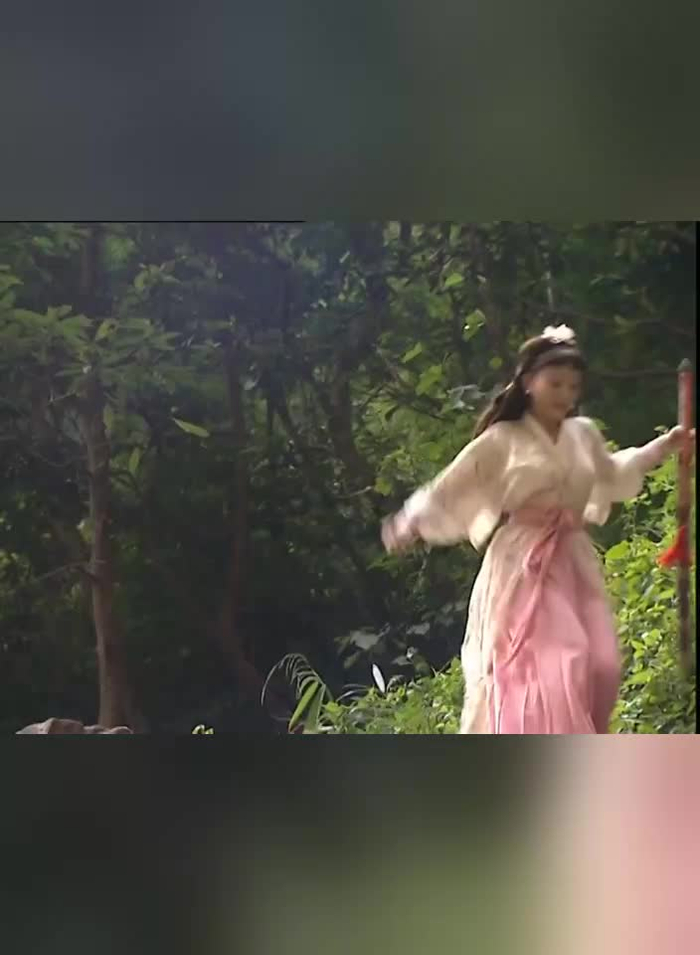 笑傲江湖:岳灵珊前去思过崖看望令狐冲,令狐冲竟然走火入魔了!