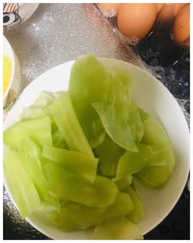一根莴笋两个鸡蛋简单的家常莴笋炒蛋味道清香鲜美