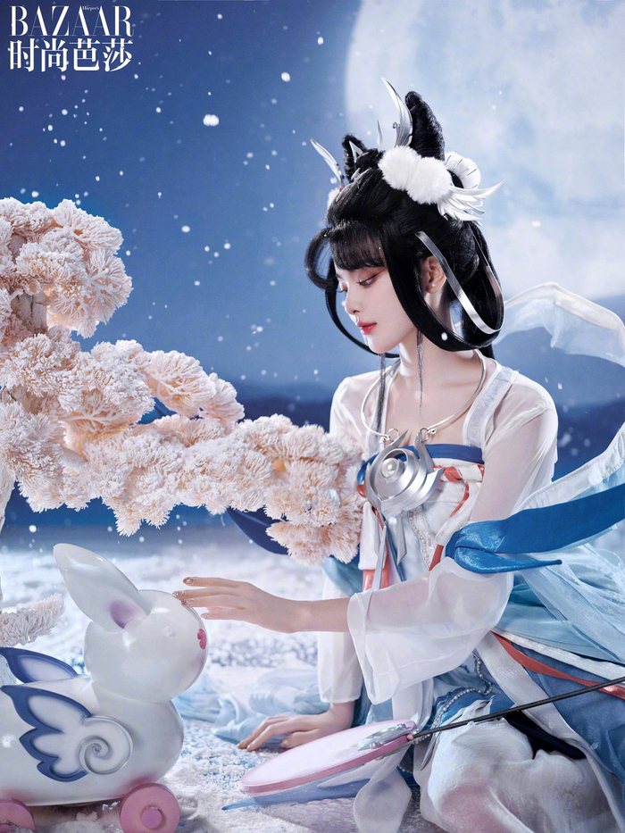 杨超越cos的嫦娥如梦令着一身品月色服饰眸染星辰