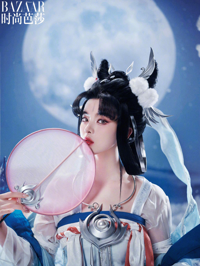 杨超越cos的嫦娥如梦令着一身品月色服饰眸染星辰