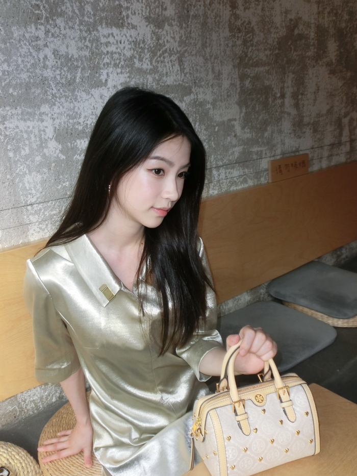 演员刘梦芮与TORYBURCH2024早秋系列七夕情人节特别系列__财经头条__新浪财经