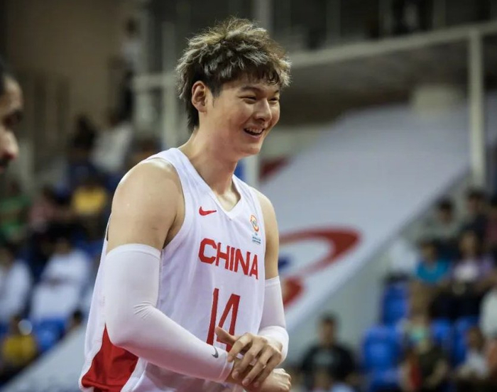 王哲林如今已经30岁打好cba联赛就不错了中国男篮就不指望了