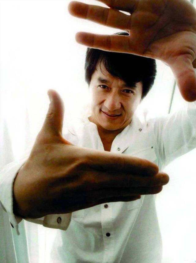 反观房道龙的一生，充满了坎坷和艰辛，在动乱的年代里，百姓不得安宁