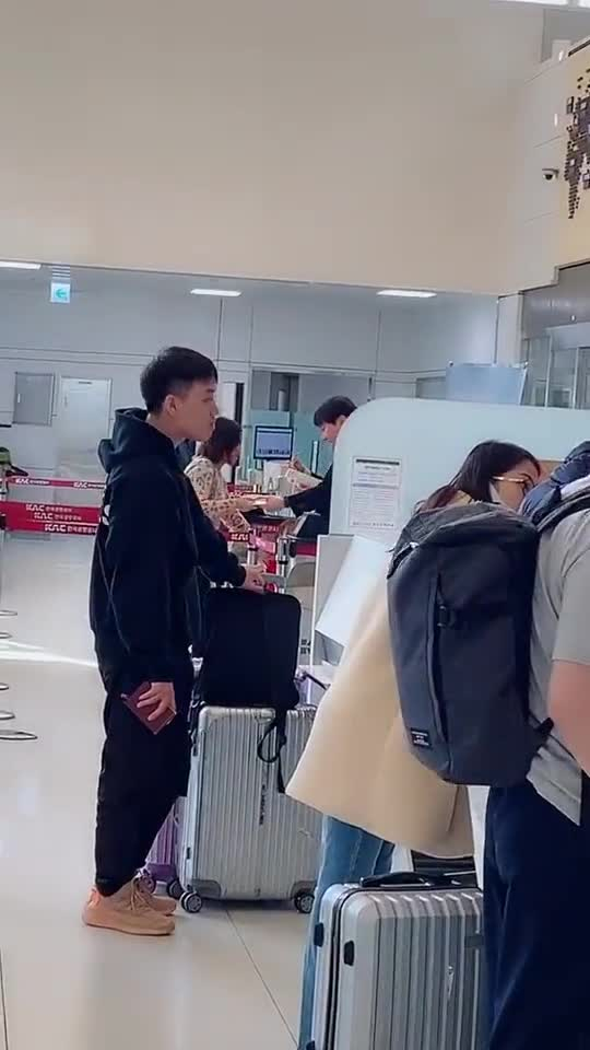 胡一天的助理这是什么眼神看我