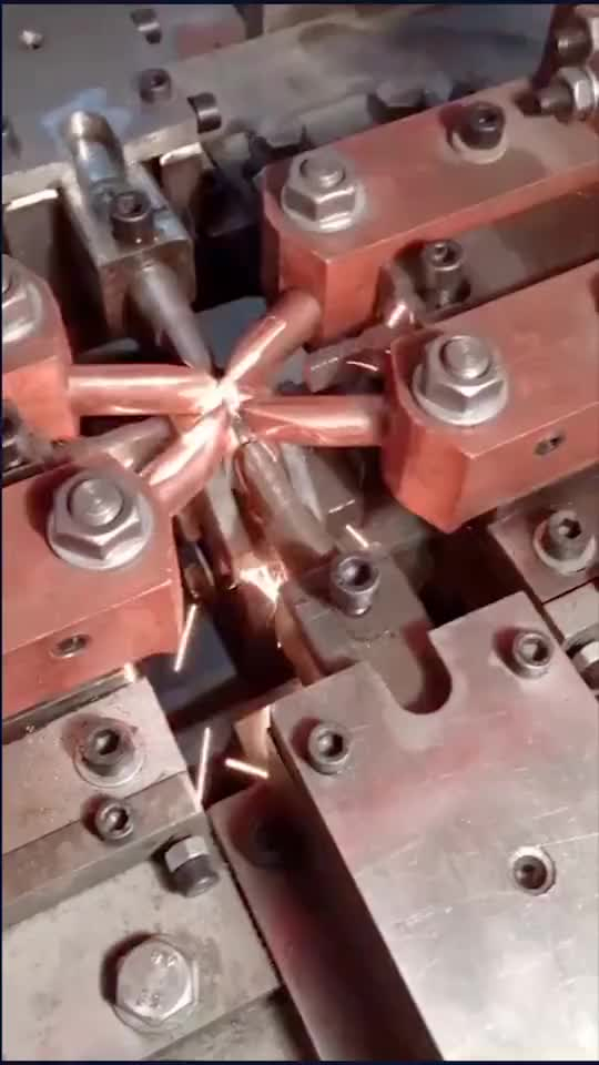 铁链焊接自动化,机器效率高一秒一下,这操作工人都看呆了!