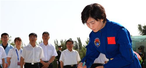 中国第一位女宇航员刘洋,为何返回后就杳无音信了?现状让人欣慰|杨利伟|训练|母亲|女性|征兵_新浪新闻
