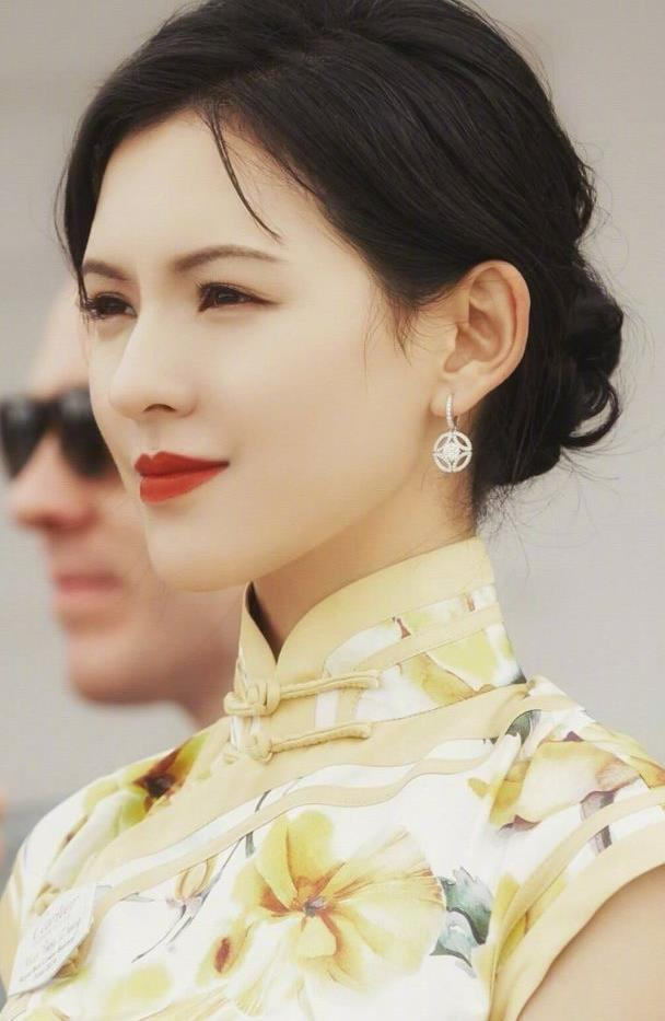 张予曦穿旗袍真的很好看 读者:国潮风端庄优雅没错啦