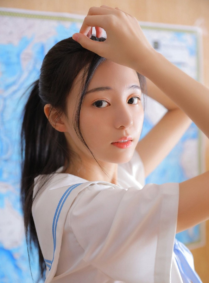清丽脱俗的校花美女教室写真
