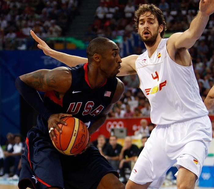 梦八队的阵容比肩梦一队,阵容豪华,保罗,韦德都担任替补