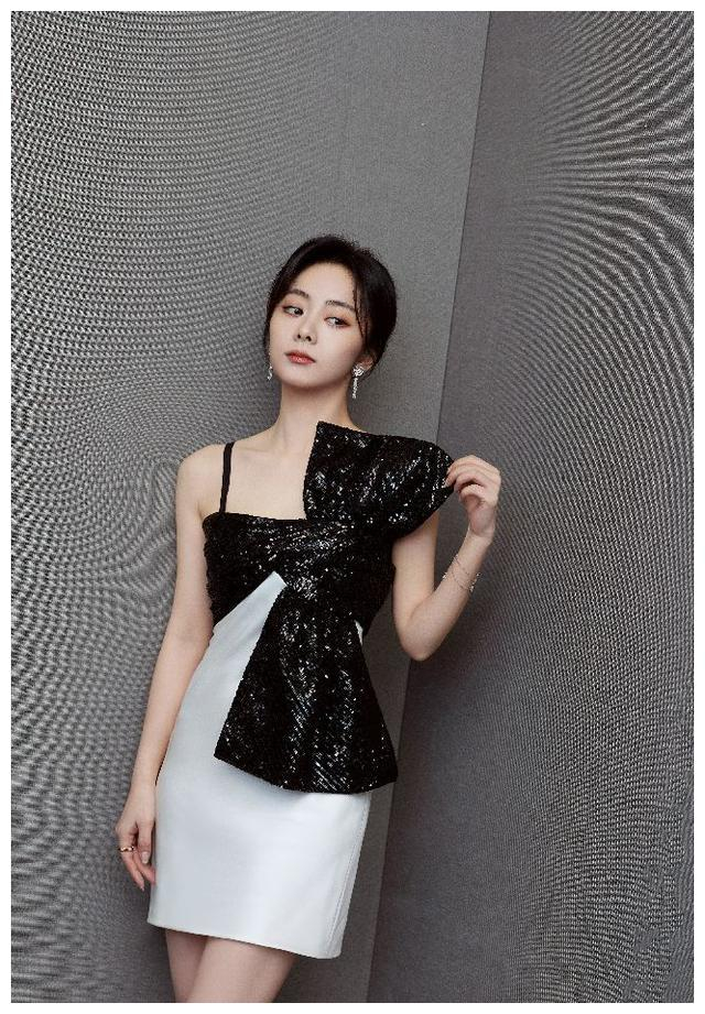 谭松韵 锦心似玉,两套衣服都超级好看,陷入海边的温柔