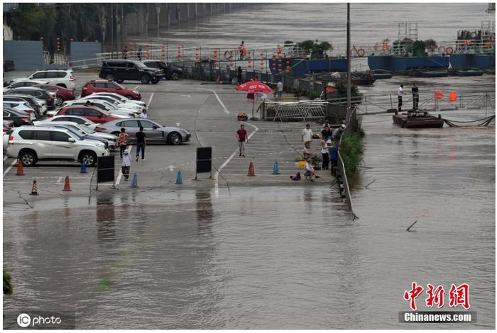 重庆多地暴雨 长江水位直逼警戒线