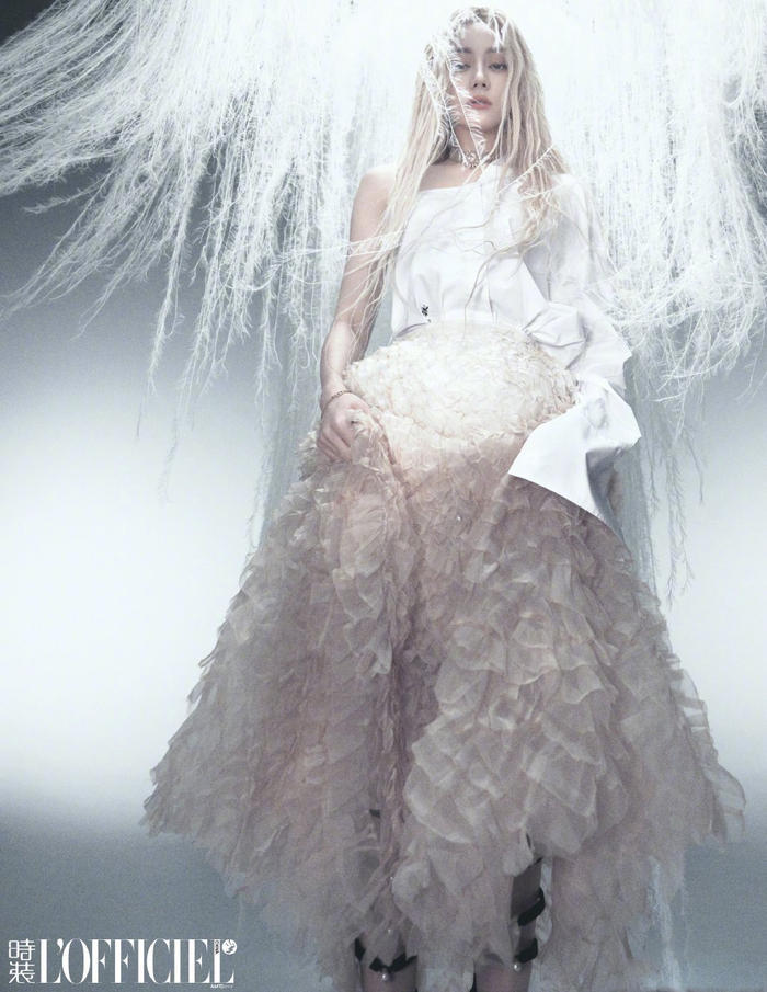 迪丽热巴登上时装lofficiel三月刊封面清冷白发