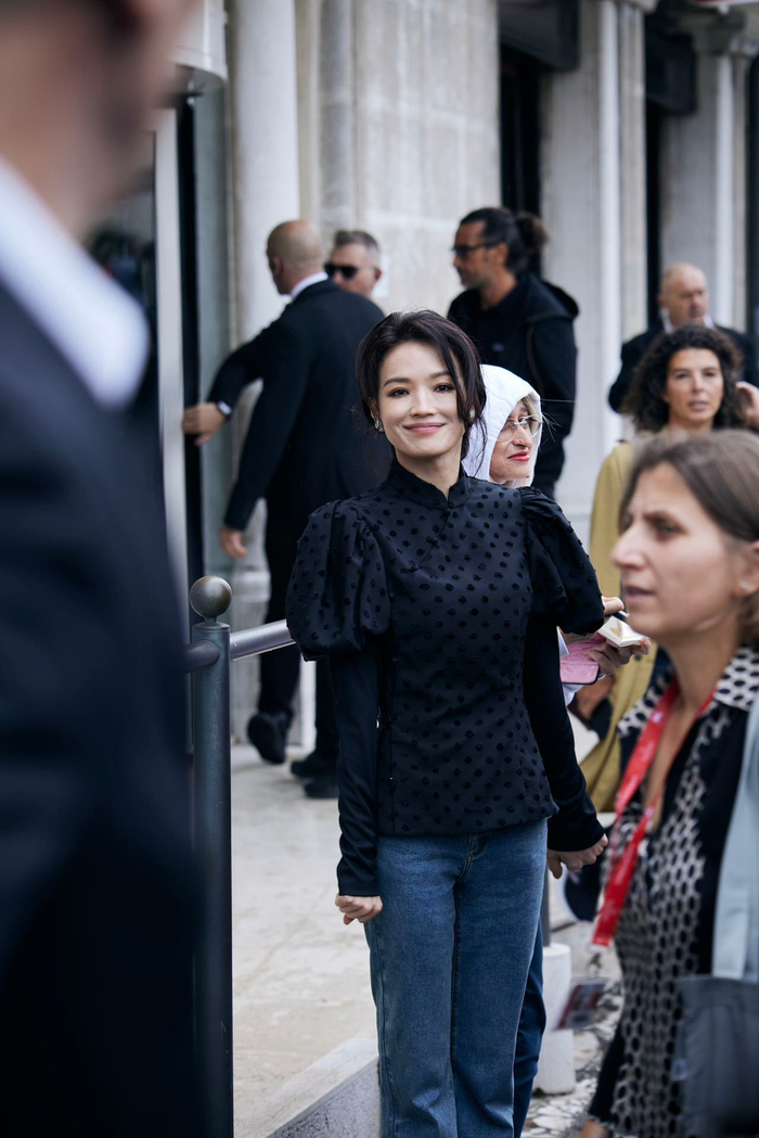 舒淇一身黑色泡泡袖上衣搭配牛仔裤亮相第80届威尼斯国际电影节