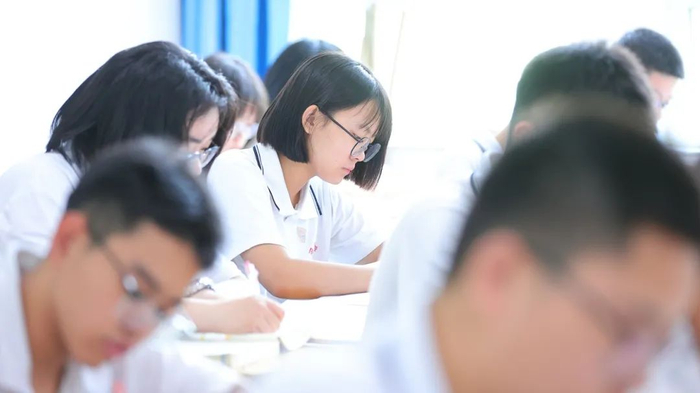 坚守三尺讲台,奉献一片丹心:英华教师用激情与自信点亮学生课堂
