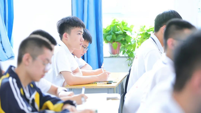 坚守三尺讲台,奉献一片丹心:英华教师用激情与自信点亮学生课堂