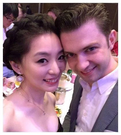 不过,好在赖芊合年轻貌美,所以很快就吸引到了一个外国男友,他不仅替