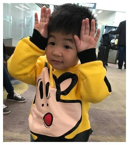 沙溢晒小鱼儿学包饺子照片,知道真相后网友直呼"心疼小鱼儿"